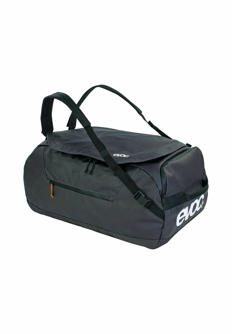 Bolsa de deporte negra con un exterior texturizado, correas ajustables, solapa superior y un tirador de cremallera naranja; cuenta con un logo blanco en el lado.