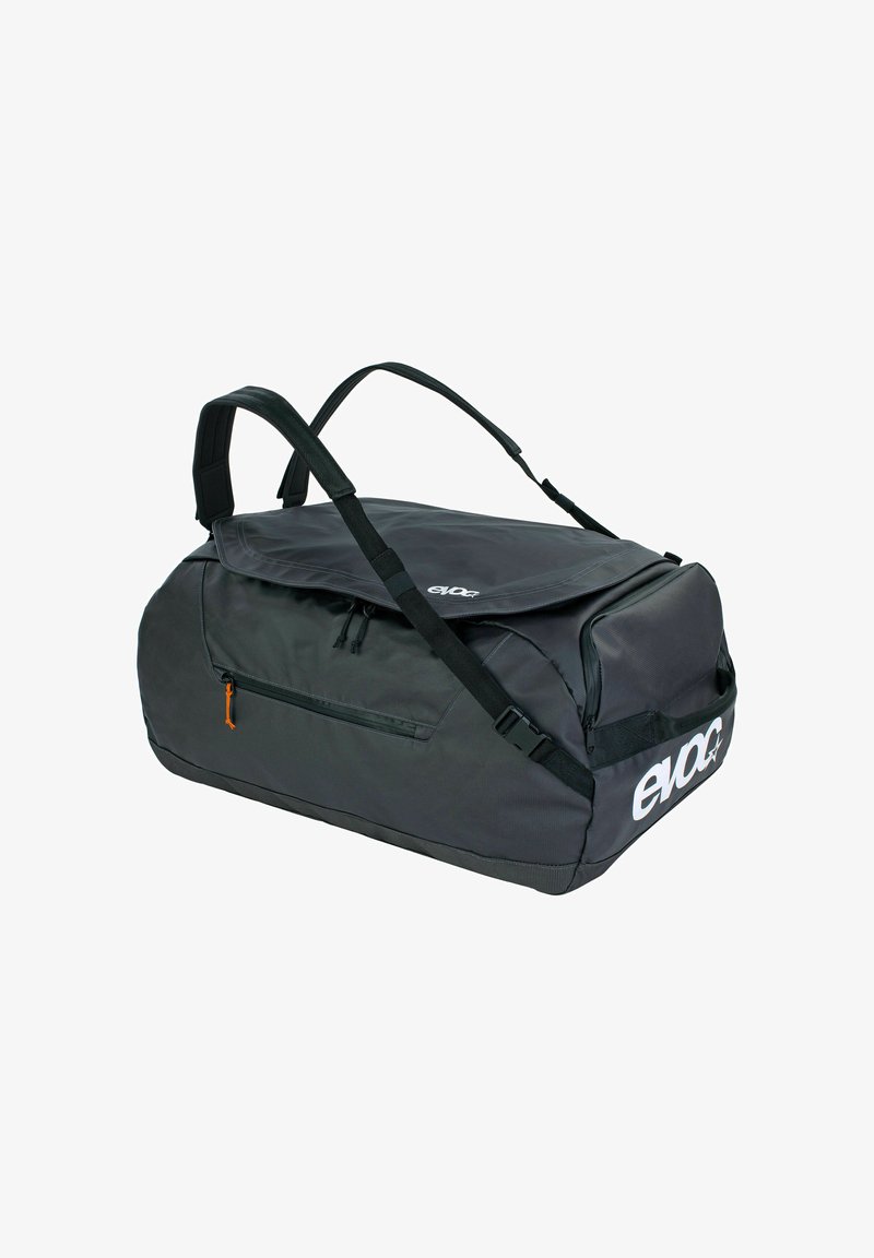 Bolsa de deporte negra con un exterior texturizado, correas ajustables, solapa superior y un tirador de cremallera naranja; cuenta con un logo blanco en el lado.