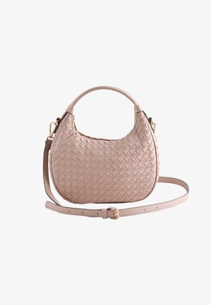 Hellrosa gewebte Ledertasche mit abgerundeter Form, kurzem Griff und abnehmbarem langem Riemen mit goldener Schnalle und Verschlüssen.
