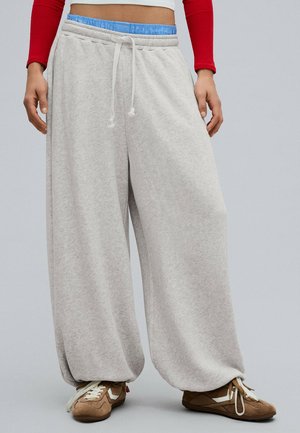 Bershka, BALLOON JOGGER - TRACKSUIT BOTTOMS - Pantalon de survêtement - grey