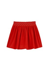 Czerwona spódnica warstwowa z teksturowanej tkaniny. Posiada marszczoną gumkę w talii i rozkloszowany krój, odpowiednia do codziennego noszenia.