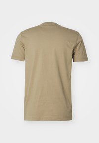 Khaki bavlněné tričko s krátkým rukávem, kulatým výstřihem a hladkým povrchem; má čisté švy a jednoduchý design.