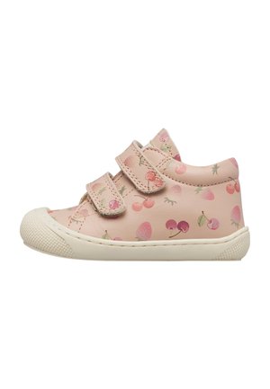 Chaussure rose pour tout-petit avec semelle en caoutchouc, deux bandes Velcro, et un motif de fruits comprenant des cerises, des fraises et des pommes sur fond blanc.