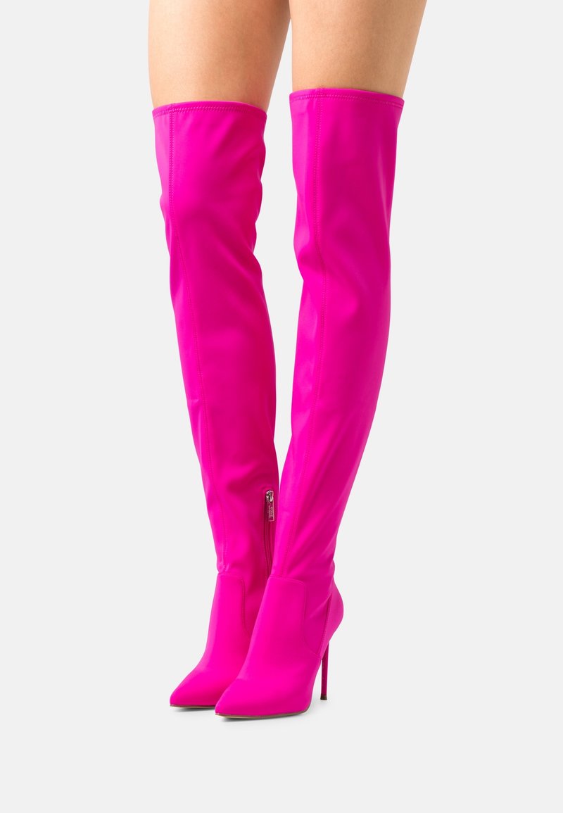 Stivali alti fino coscia in fucsia, realizzati in materiale sintetico liscio, con cerniera laterale e punta appuntita.