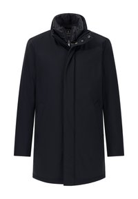 Abrigo negro impermeable con cuello alto, cierre de cremallera, bolsillos frontales y una textura de tela suave. Presenta un diseño minimalista y un corte ajustado.