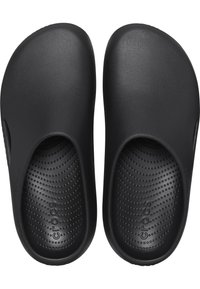 Schwarze Kunststoff-Clogs mit durchbrochener Innensohle und runder Form; glatte Außenseite mit seitlichen Öffnungen für Atmungsaktivität, geprägtes Markenlogo.