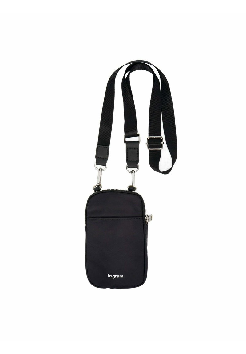 Sac à bandoulière en nylon noir avec une sangle adjustable, fermeture éclair et une poche avant. Présente un logo blanc en bas. Texture lisse.
