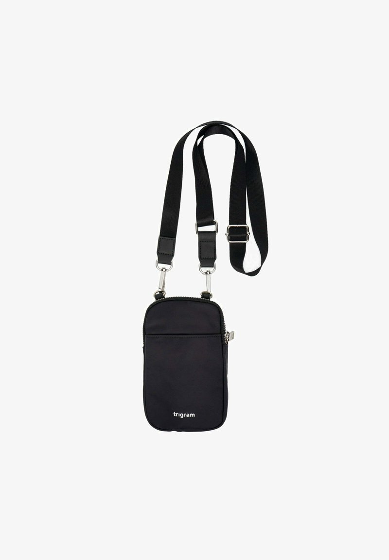 Sac à bandoulière en nylon noir avec une sangle adjustable, fermeture éclair et une poche avant. Présente un logo blanc en bas. Texture lisse.