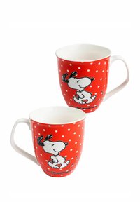 Mug di ceramica rossa con pois bianchi, con un'illustrazione di un cane in stile cartone animato e un manico curvo. Texture liscia, forma arrotondata e finitura lucida.