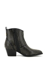 Botas negras de tobillo hechas de material brillante, con tachuelas doradas, cremallera lateral y tacón cuadrado. El diseño de punta afilada añade un aspecto elegante.