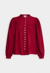 Rød, knap-op blouse med lange, puffede ærmer, tekstureret mønster og høj halsudskæring. Har en yoke-detalje og metalliske knapper.
