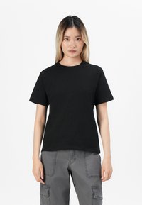 Schwarzes Baumwoll-T-Shirt mit klassischem Rundhalsausschnitt und kurzen Ärmeln. Der Stoff wirkt glatt und leicht dehnbar.