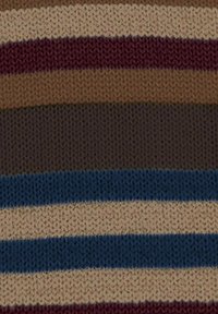 Tessuto lavorato a maglia con strisce orizzontali in beige, marrone, marrone scuro e blu, che creano un motivo testurizzato.