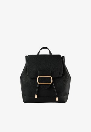 Sac à dos en cuir noir texturé avec un rabat avant, une boucle rectangulaire dorée et une fermeture par cordon, sur fond blanc.