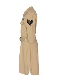Abito camicia color khaki con maniche lunghe, colletto e vita rifinita con cintura. Presenta una toppa a strisce da sergente sulla parte superiore del braccio.