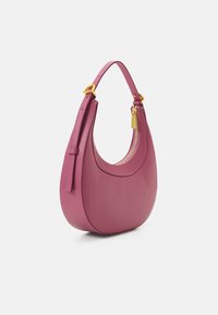 Różowa skórzana torebka o zaokrąglonym kształcie, z pojedynczym uchwytem i złotymi akcentami. Posiada zamykaną na zamek kieszeń oraz teksturowane wykończenie.