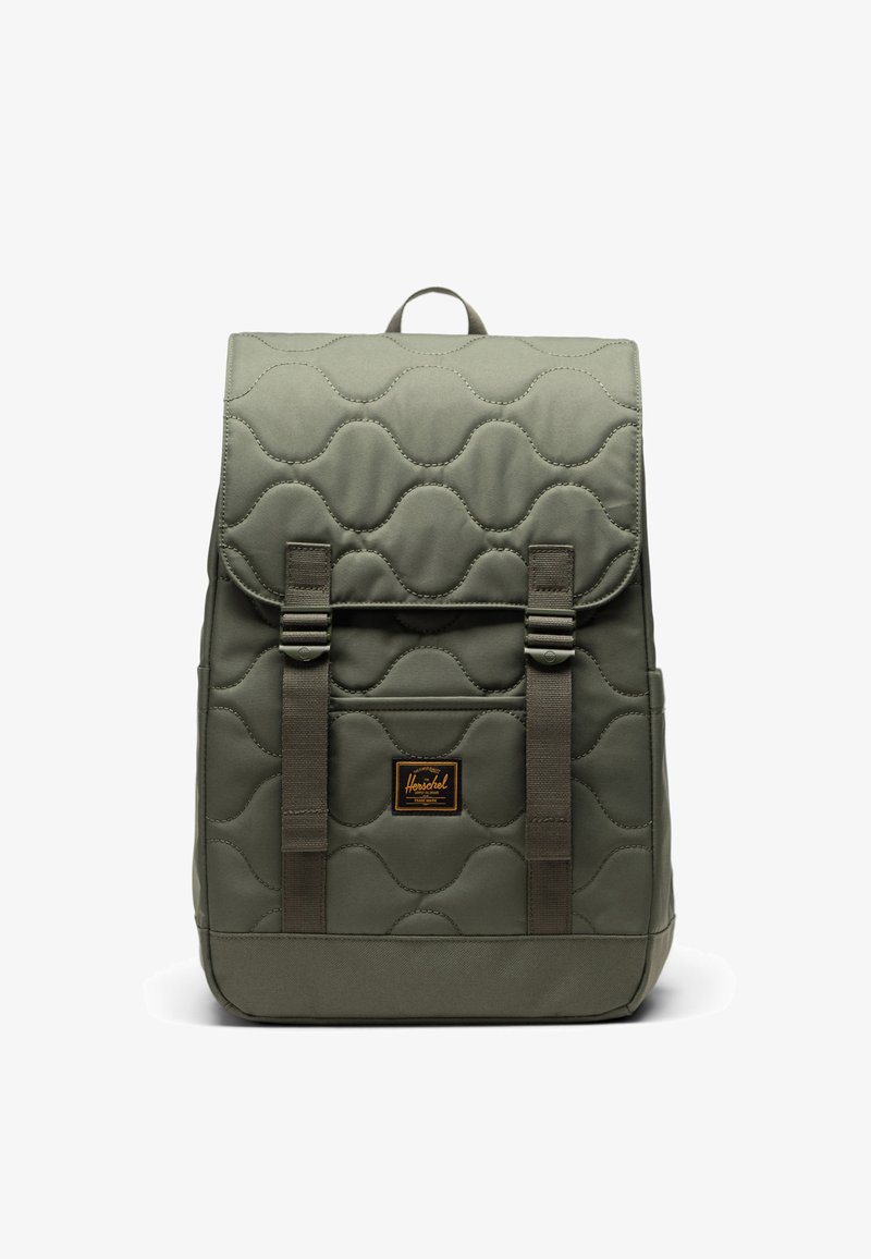 Zaino imbottito verde con due spallacci regolabili, un pattino superiore e una forma rettangolare. Presenta un piccolo logo del marchio sul davanti.