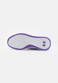 Talpă mov cu o suprafață texturată albă, având un model în rețea. Logo-ul Under Armour în mov, poziționat în colțul din dreapta jos.