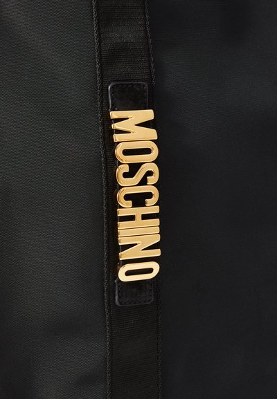 Sac din nylon negru, cu un logo auriu proeminent "Moschino". Designul include un accent din piele texturată lângă fermoar.