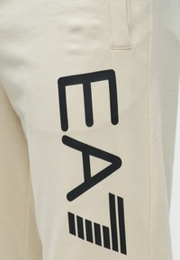 EA7 Emporio Armani TRAIN LOGO SERIES - Tepláky - fog