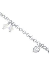 Silberne Kettenarmband mit zwei transparenten Kristallperlen und einem Herzanhänger, der mit "925" gekennzeichnet ist, um die Echtheit von Sterlingsilber zu bestätigen.