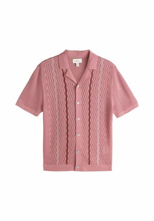 Cárdigan de punto rosa de manga corta con patrones verticales texturizados, botones al frente y un pequeño cuello.