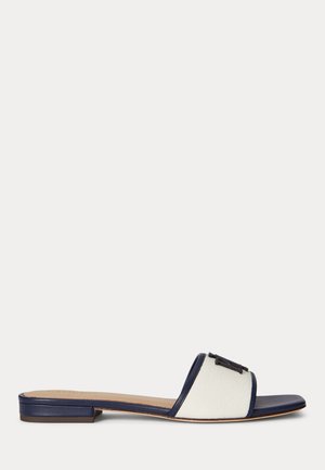 Lameda plattformiga sandaal mereväe sinise tallaga ja kontsaga, valge lai riidest rihmaga ning musta dekoratiivse pandlaga peal.