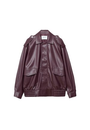 Temno bordo jakna iz umetnega usnja z zapiranjem na sprednje poklopne žepe, ramenskimi trakovi, ovratnikom in elastičnim pasom ter manšetami.