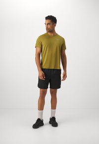 Nike Performance MILER - Spordi T-särk - pacific moss/silver