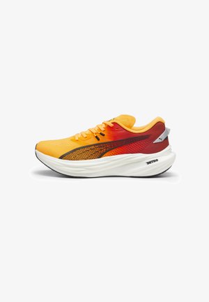 Puma DEVIATE NITRO
- Zapatillas running asfalto - sun stream sunset glow white