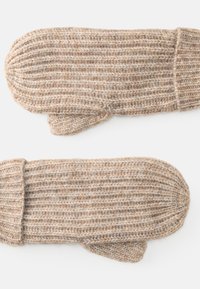 Bruine gebreide wanten met een geribbelde textuur, voorzien van een manchet bij de pols en een afgeronde top, in verschillende tinten bruin en beige.