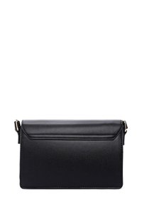 Borsa a tracolla in finta pelle nera con una patta pieghevole, texture liscia e forma rettangolare slim. Presenta dettagli in metallo dorato e una tracolla regolabile.