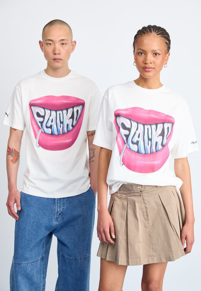 Puma - A$AP ROCKY FLACKO SMILE TEE UNISEX - Apdrukāts T-krekls - white, Palielināt