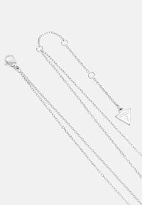 Silberkette mit einem Karabinerverschluss, bestehend aus drei Strängen, einem dreieckigen Anhänger und einem gravierten Logo.