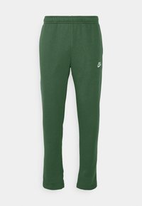 Gröna Nike joggers gjorda av mjukt tyg, med en taperad design, elastisk midja och en liten vit logotyp på övre vänstra benet.