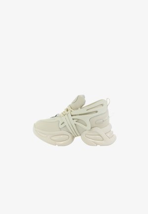 Gruba kremowa tenisówka z grubą, segmentowaną podeszwą, panelami z siateczki i skóry oraz wyściełanym wysokim językiem z pętlą do łatwego zakładania.