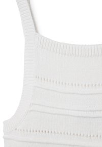 Top in maglia bianca con spalline larghe, caratterizzato da righe orizzontali e bande testurizzate in rilievo. Finitura liscia con un design minimalista.
