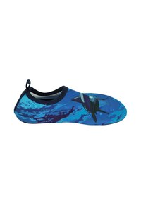 Blauwe waterschoenen met een haaienafbeelding, flexibele stof, ronde neus en een versterkte marineblauwe rand. Lichtgewicht ontwerp, geschikt voor wateractiviteiten.
