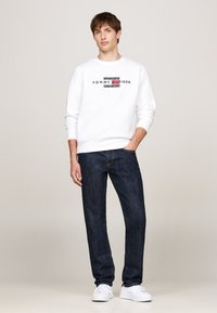 Tommy Hilfiger FLAG EMBRO - Sweatshirt - white