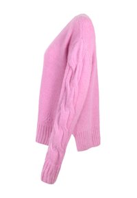 Rosa gestrickter Pullover mit einem strukturierten Zopfdesign an den Ärmeln, gerippten Bündchen und Saum, aus einem weichen Material gefertigt.