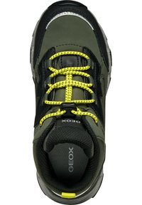 Baskets vertes et noires avec des lacets jaunes, tissu texturé, col rembourré et semelle épaisse grise. Présente la marque Geox.