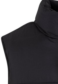Gilet doudoune noir avec un col haut, un design matelassé et une texture lisse. Le tissu semble léger avec une finition mate.