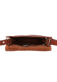 Sac à main en cuir brun avec une texture lisse, vue de côté ouverte montrant un intérieur spacieux et une poche zippée, sangle robuste avec des éléments en métal.