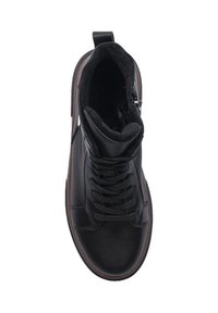 Czarne skórzane botki za kostkę z sznurówkami, wyściełanym kołnierzem i brązową podeszwą. Posiadają boczny zamek i gładką teksturę. Wnętrze wykończone kwiatowym wzorem.