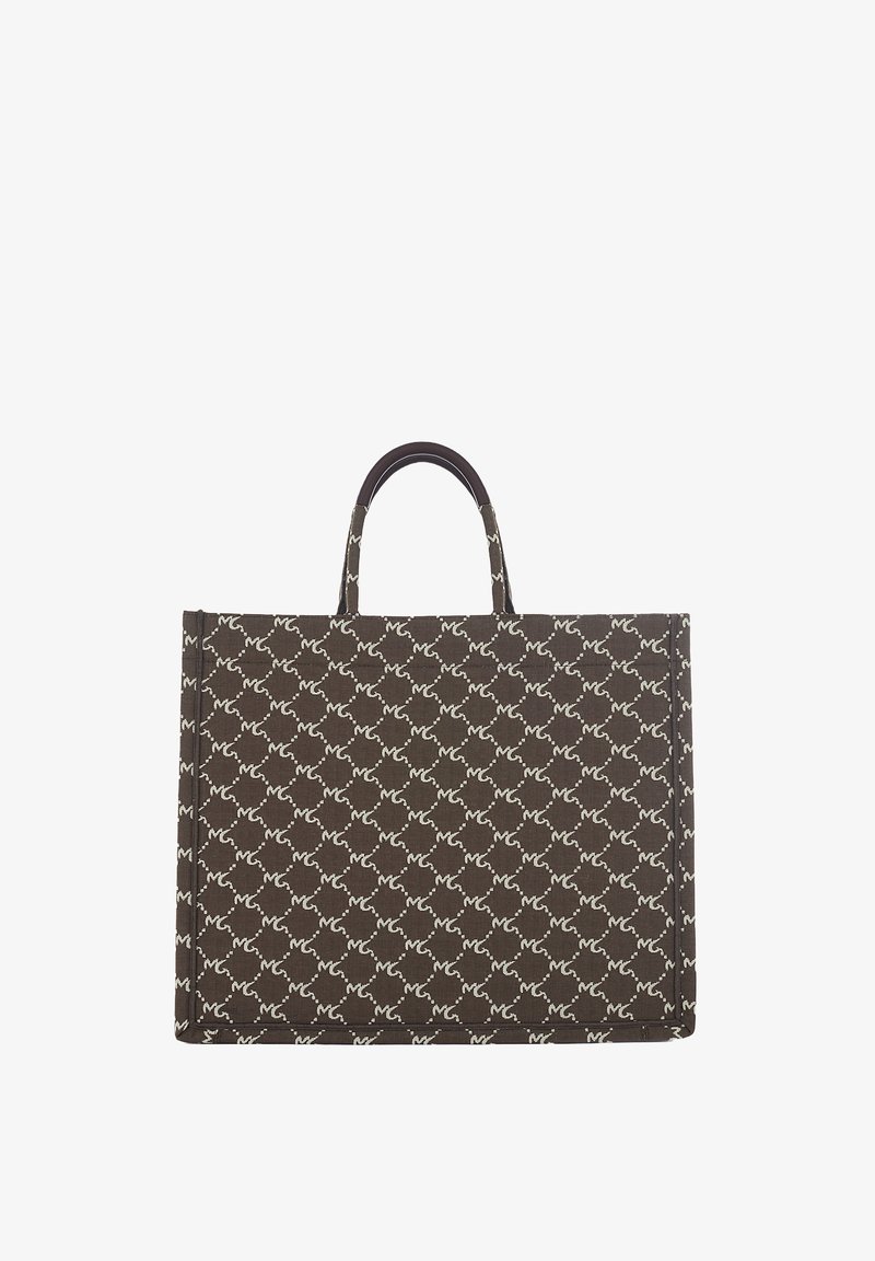 Borsa a tracolla marrone con un motivo a logo beige ripetuto. Presenta due manici robusti e una forma strutturata, realizzata con materiale resistente.