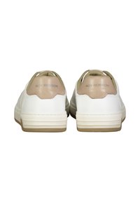 Sneakers bianchi con accenti beige chiaro, tomaia in pelle liscia, collo imbottito, suola piatta e "ROY ROBSON" stampato sul tallone.