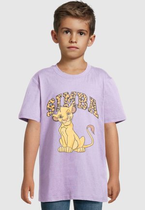 Violetinės spalvos medvilninė marškinė su dideliu Simbos grafiku, vaizduojančiu geltoną liūtą. Viršuje esantis tekstas "SIMBA" gyvūnų spaudoje. Trumpomis rankovėmis ir laisvu siluetu.