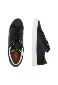 Sneakers nere in pelle con texture liscia, suola in gomma bianca, fodera interna marrone e occhielli color oro per i lacci.