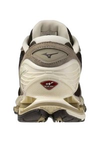 Scarpe da atletica marroni e crema con un retro imbottito, suola in gomma texturizzata e dettaglio del logo sul tallone e sulla suola intermedia.