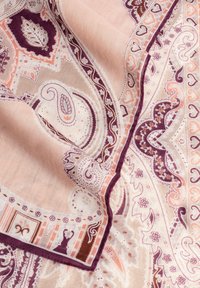 Gewebter Schal mit komplizierten Paisleymustern in Rosa-, Lila- und Cremetönen, einem weichen Textur und einem dekorativen Rand.